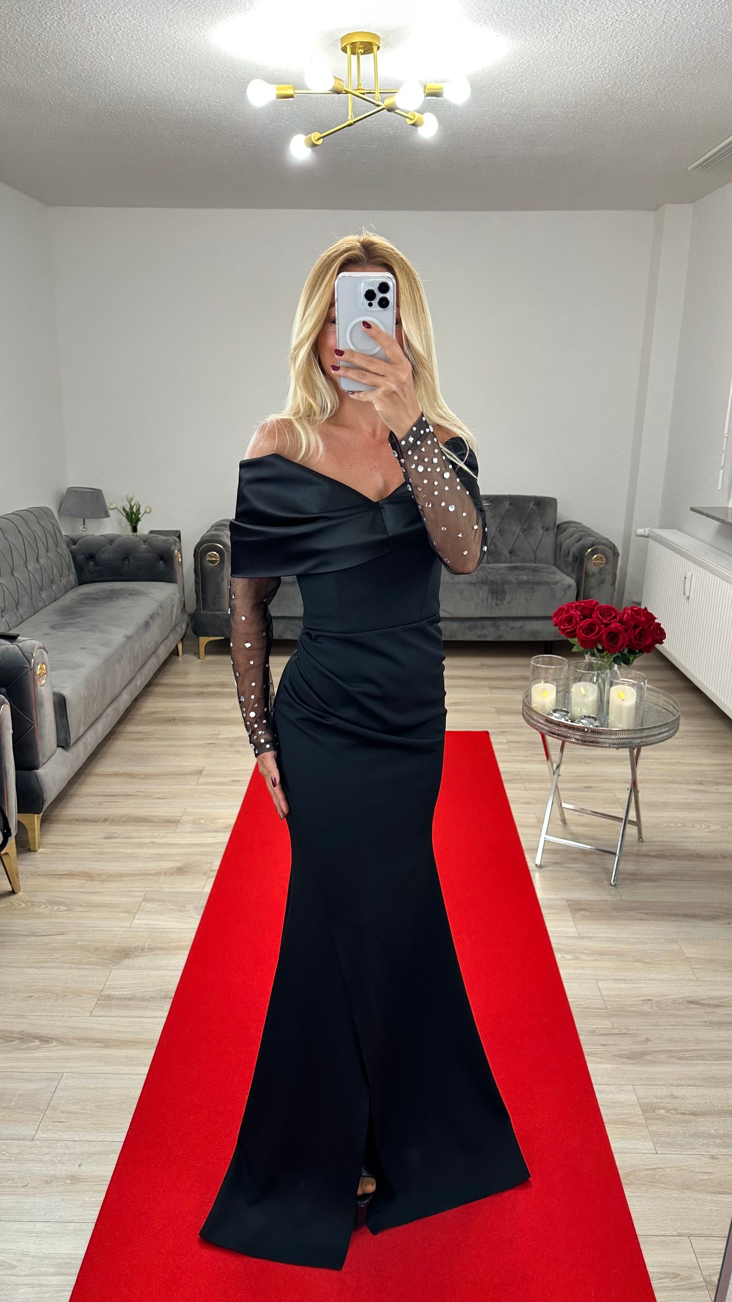 Schwarzes Abendkleid mit Tüllärmeln